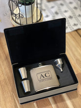 Load image into Gallery viewer, Leatherette Flask Gift Set