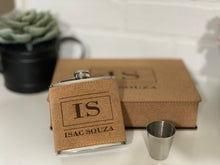 Load image into Gallery viewer, Leatherette Flask Gift Set