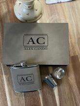 Load image into Gallery viewer, Leatherette Flask Gift Set